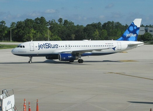 800px-JetBlue_A320_at_Orlando
