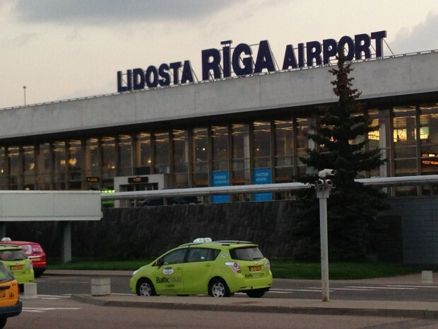 Táxi da Air Baltic em frente ao aeroporto de Riga