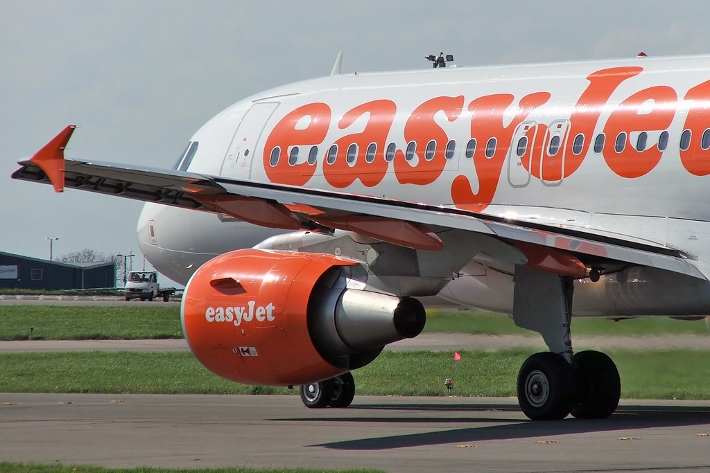 Airbus_A320_in_easyJet_colours_powered_by_CFM56_engines.
