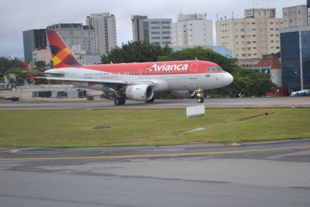 Airbus da Avianca Brasil decolando