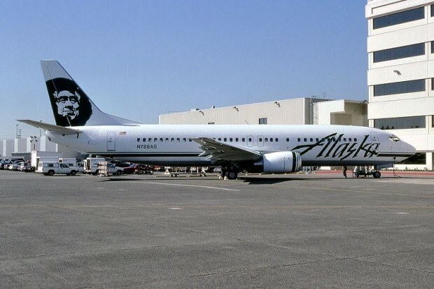 Boeing_737-490,_Alaska_Airlines_JP5950379