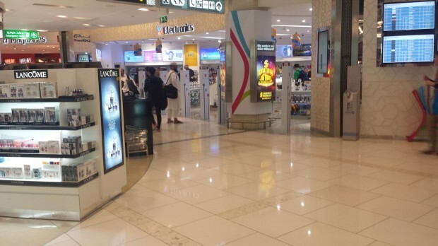 Abu Dhabi. Os corredores se confundem com Free Shop