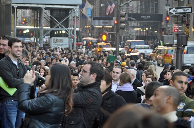 Fila para a loja da Apple em Nova York durante a Black Friday (Wikimedia Commons)