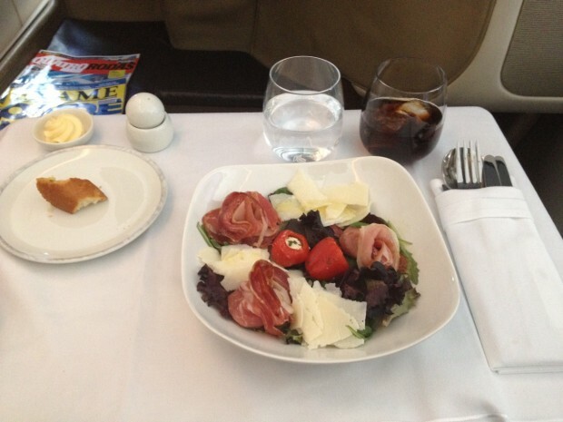 Salada oferecida como entrada, no serviço de bordo gourmet da Singapore Airlines