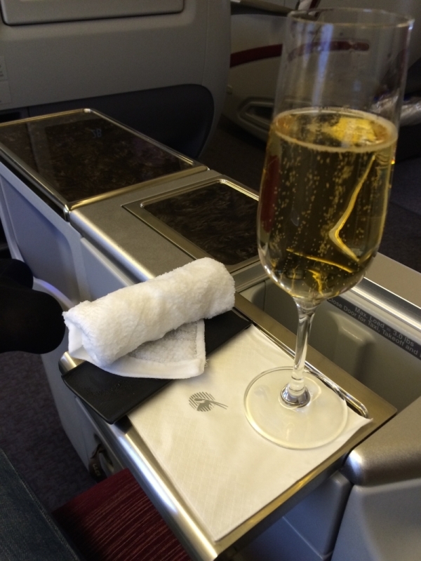 como-e-voar-executiva-qatar-airways-champagne-voo