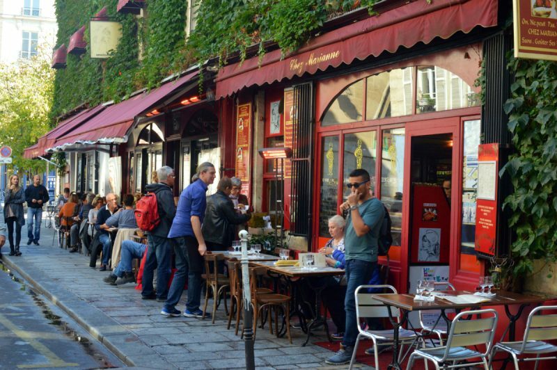 Calçada de restaurante no bairro Le Marais