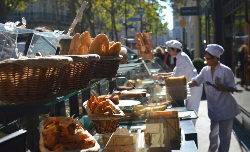 café de Paris vendendo baguetes na rua