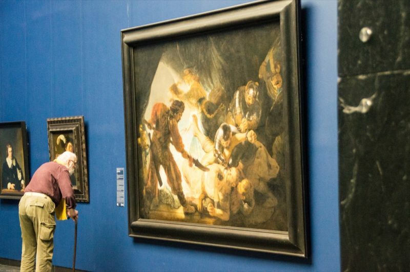 Visitante observa um belíssimo quadro do pintor Rembrandt, no Stadel
