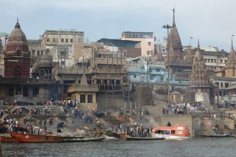 Cremação em Varanasi, à beira do rio Ganges, Índia