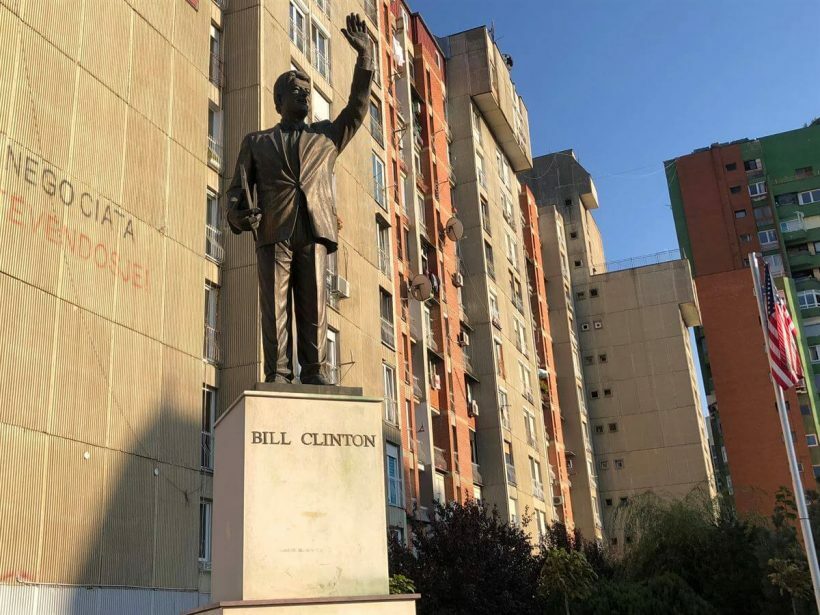 estatua bill clinton kosovo