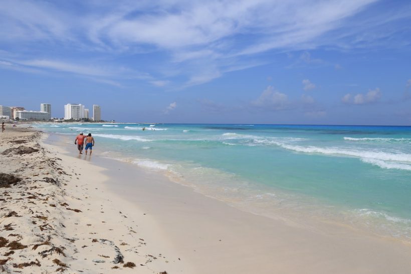 praia cancun sargaço