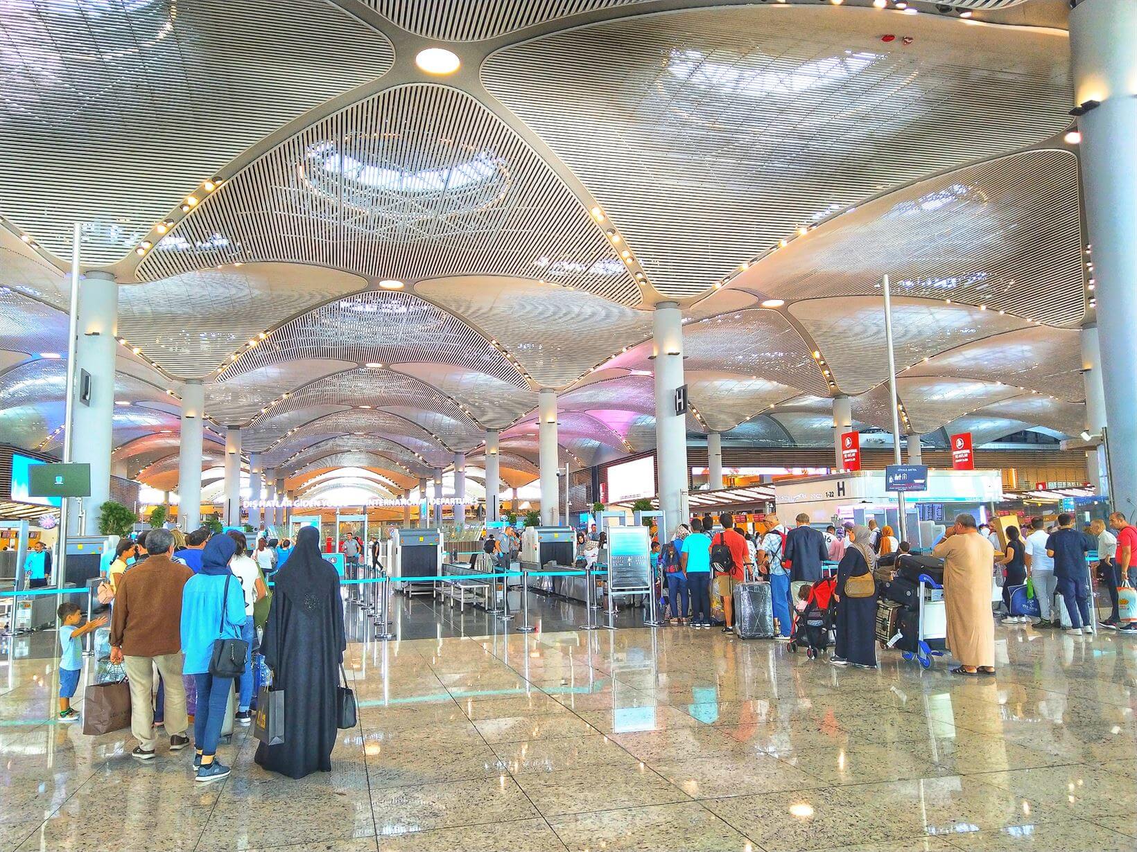 Fila detectores de metal entrada aeroporto istambul
