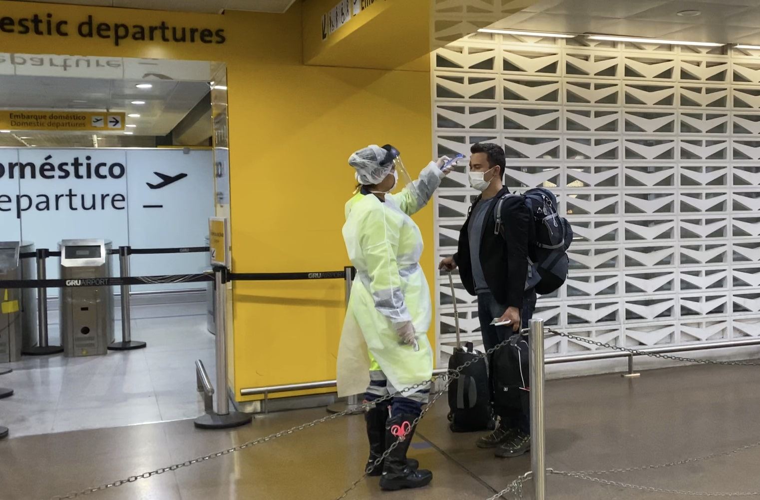 Scanner térmico no Aeroporto de Guarulhos durante a pandemia