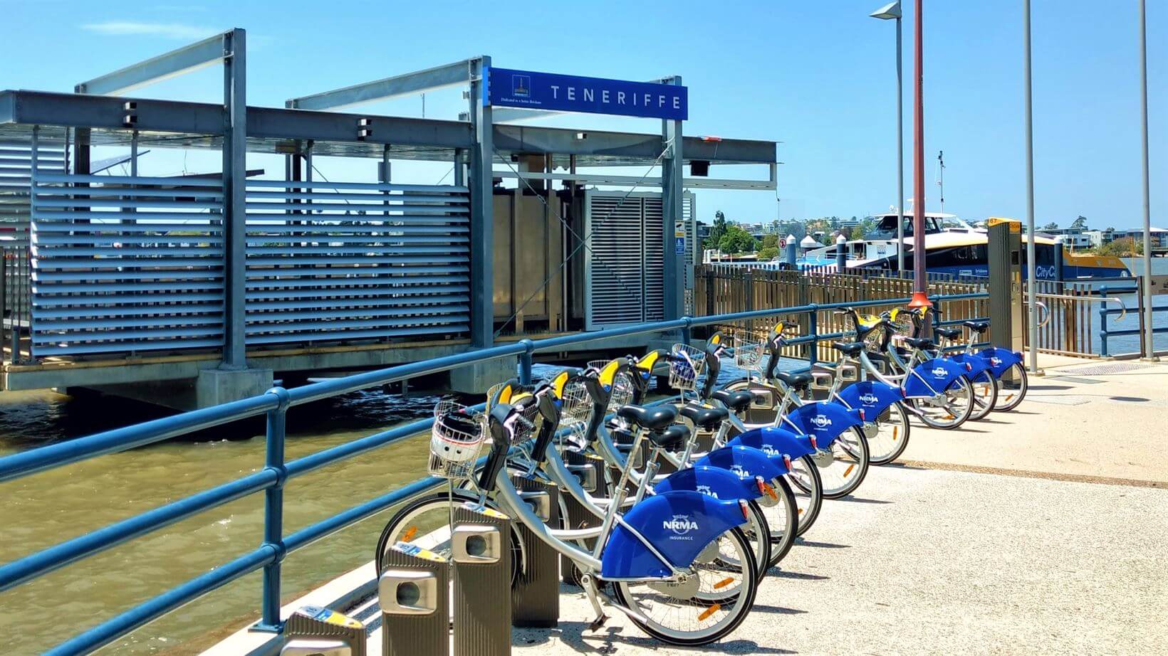 Bicicletas de uso compartilhado e ferry boat, dois ótimos meios de locomoção na cidade 
