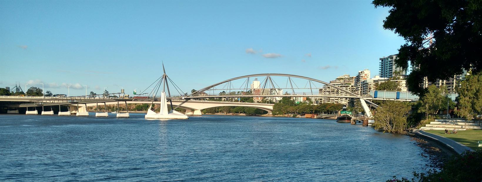 A Goodwill Bridge que liga a City (ao lado esquerdo na foto) ao South Bank (ao lado direito na foto) 