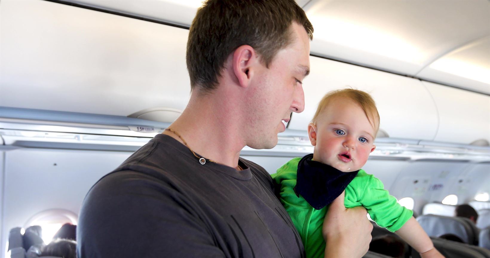 Bebê de colo no avião