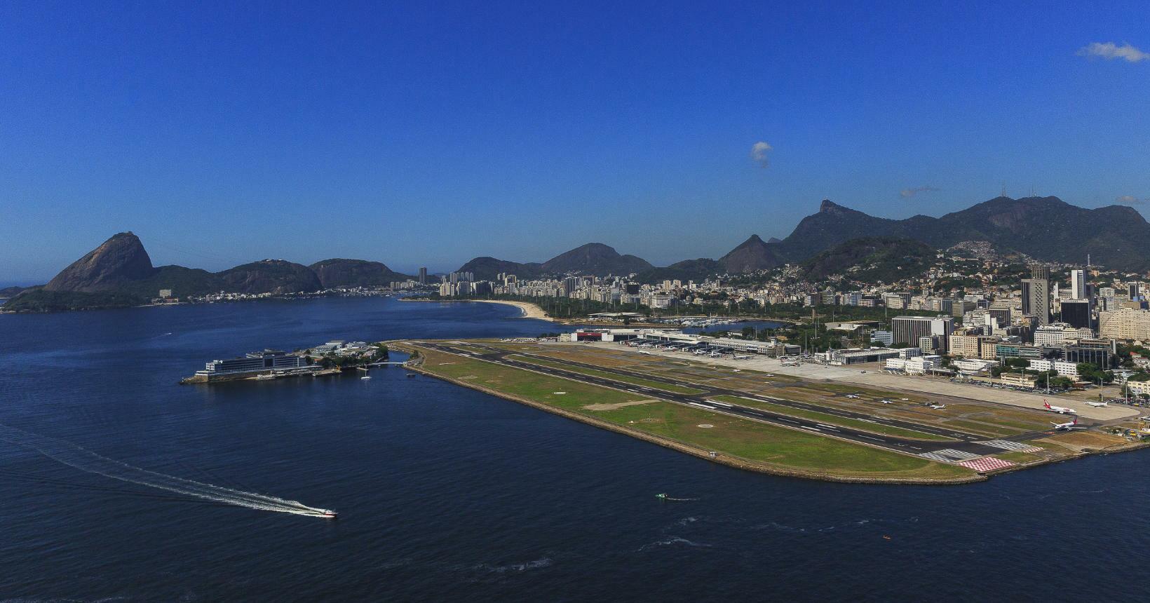Qual aeroporto do Rio passa pelo mar?