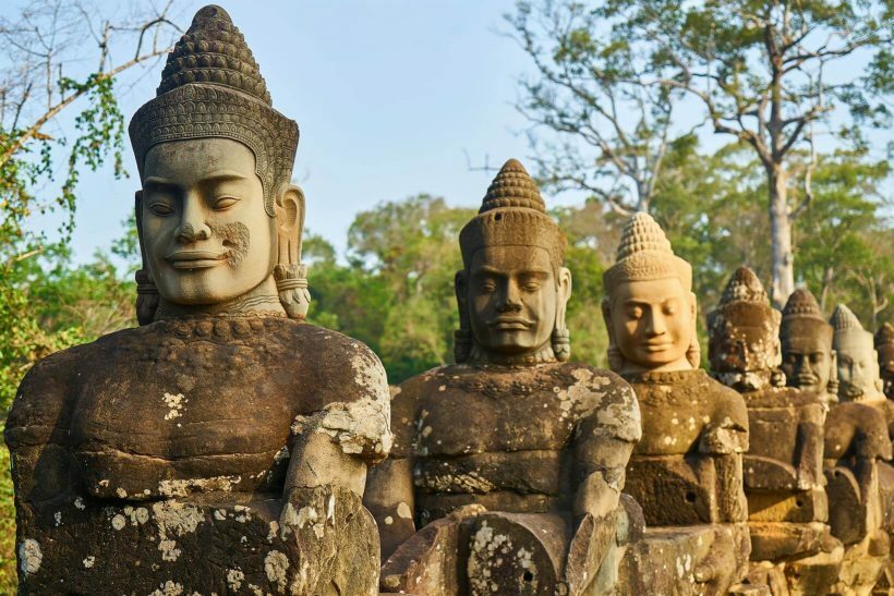 Estátuas de deuses no Angkor Wat