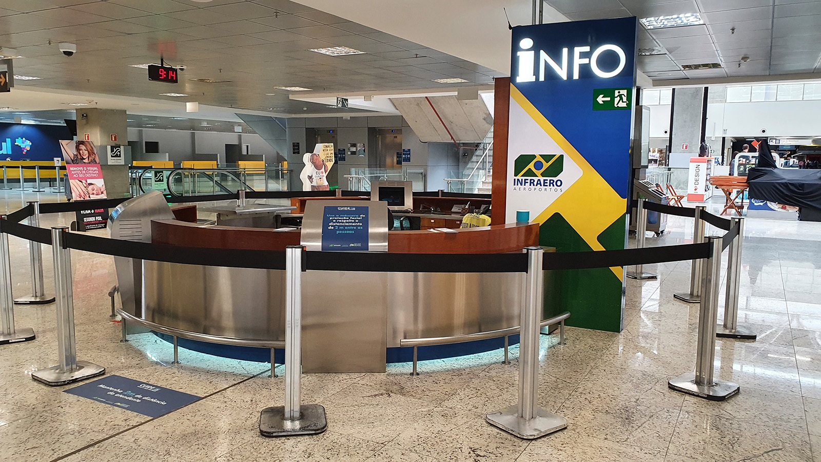 Balcão de informações da Infraero no aeroporto de Curitiba