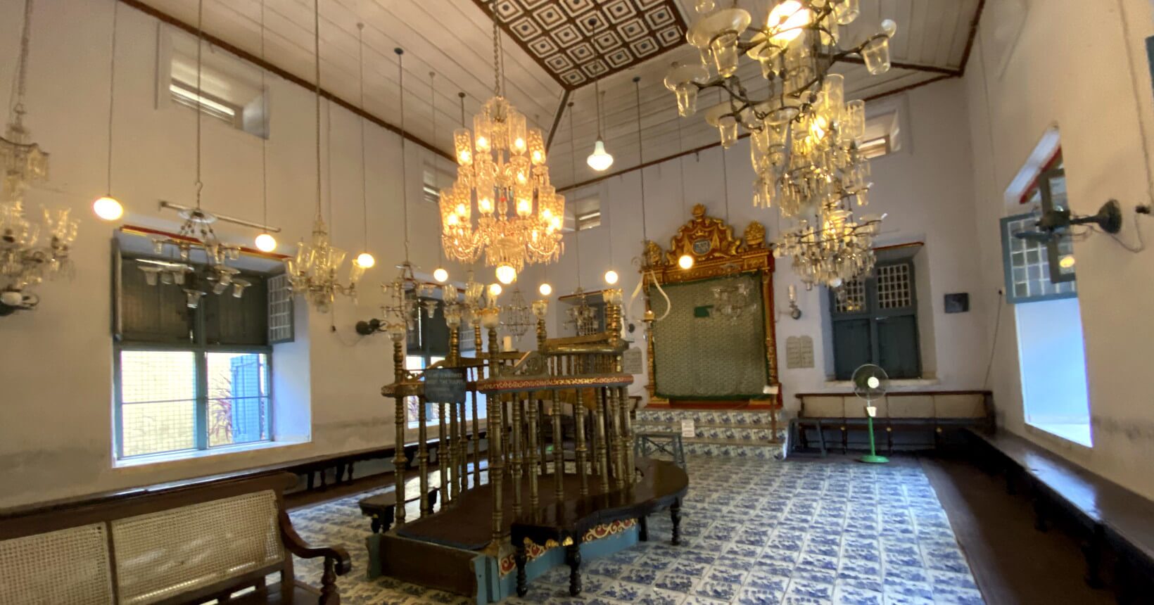 Interior da Sigagoga Paradesi, em Kochi 