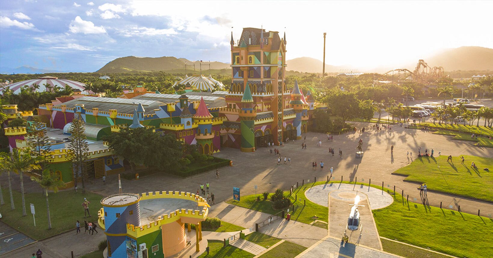 Beto Carrero World! Guia completíssimo do maior parque de diversões do  Brasil!