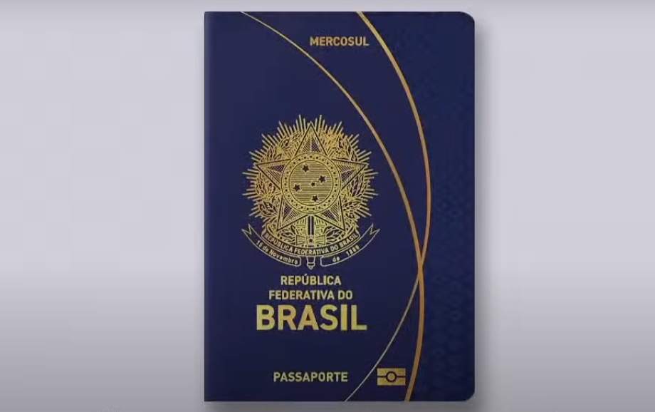 Capa do novo passaporte brasileiro volta a ter brasão da República