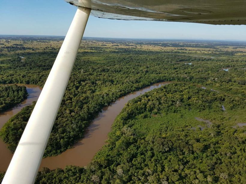 Voo de monomotor sobre o Pantanal