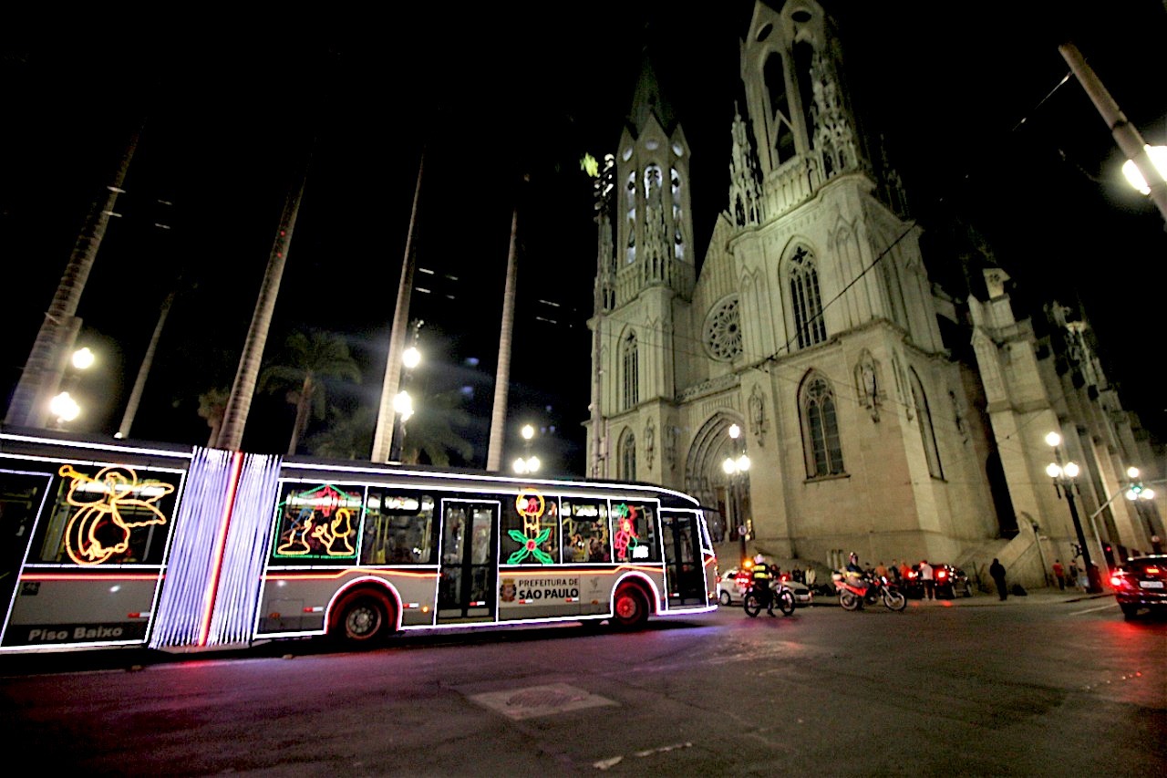 São Paulo tem viagens grátis em ônibus iluminados para ver a árvore de Natal  do Parque Ibirapuera