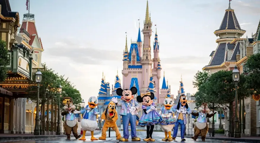 Castelo da Bela Adormecida decorado para os 100 anos de Disney