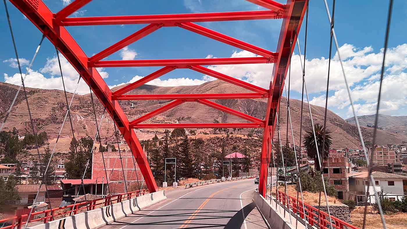 Ponte em estrada na cordilheira dos Andes no Peru