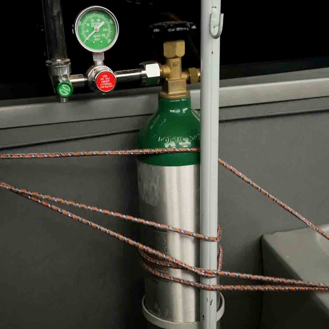 Cilindro de oxigênio viagem ônibus pela cordilheira dos andes para emergência do mal da altitude