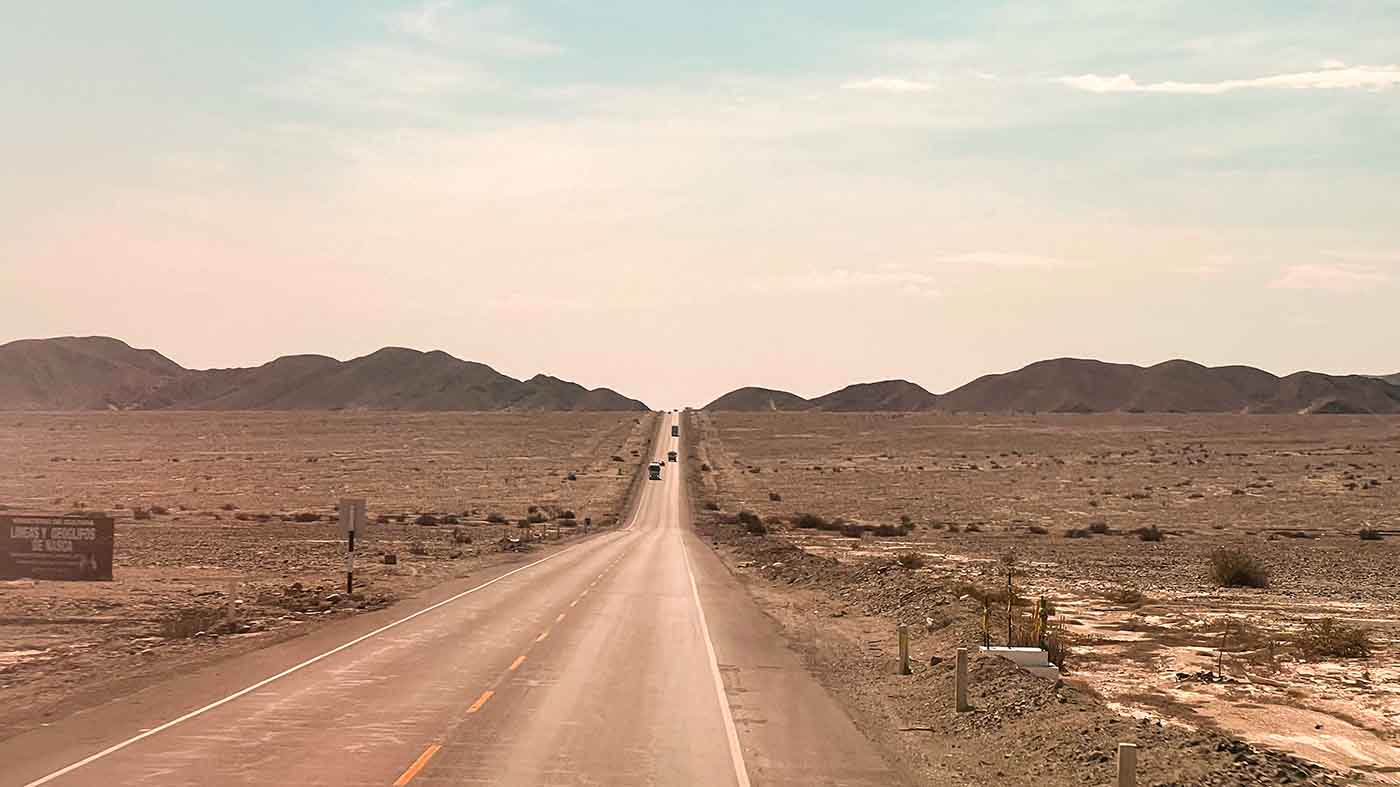Estrada deserto no Peru mais longa viagem de ônibus do mundo