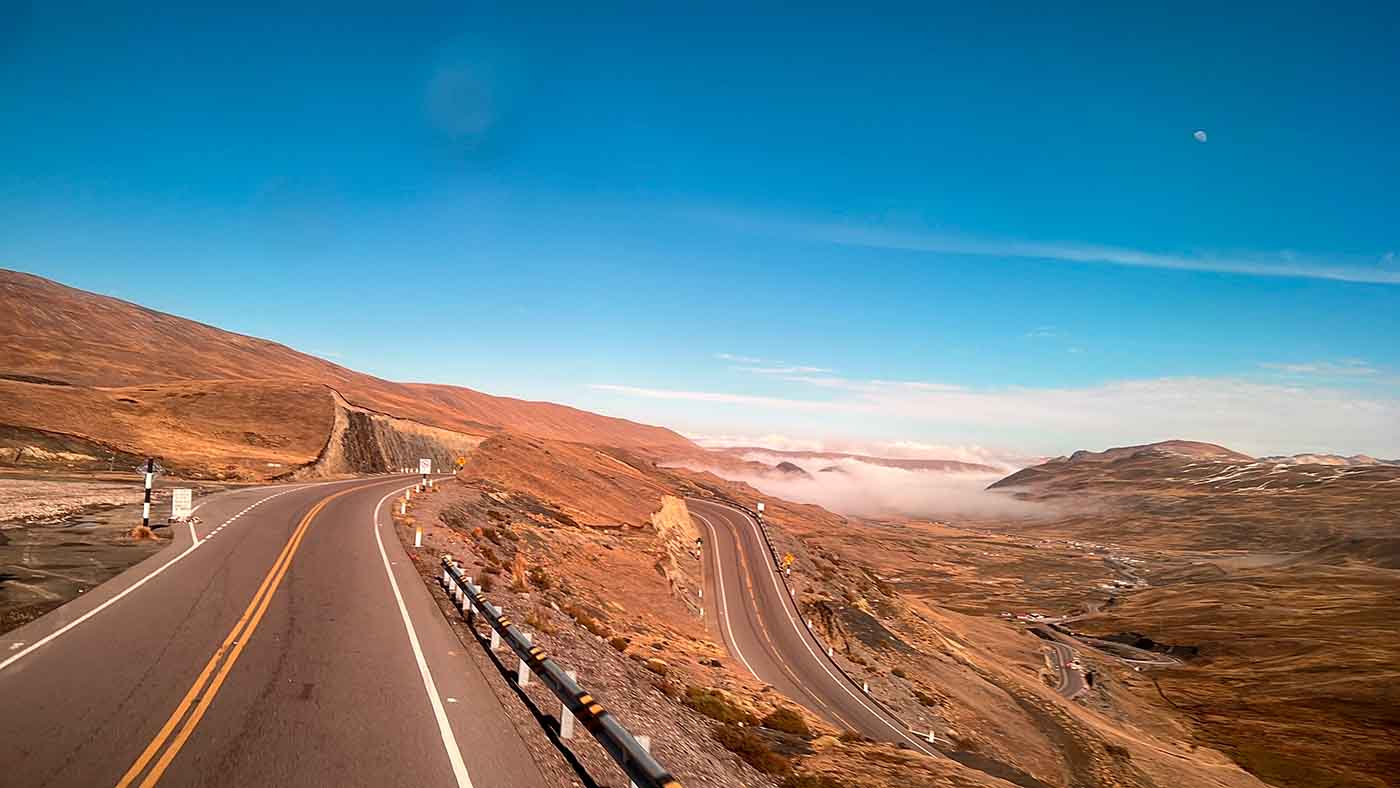 Estrada paisagem Cordilheira dos Andes no Peru