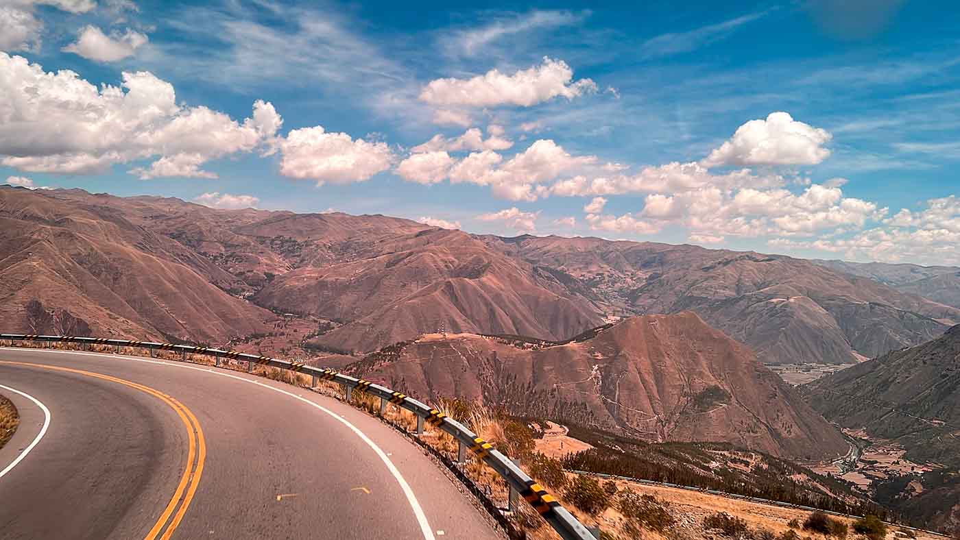 Curva estrada andes peruanos viagem mais longa de ônibus do mundo