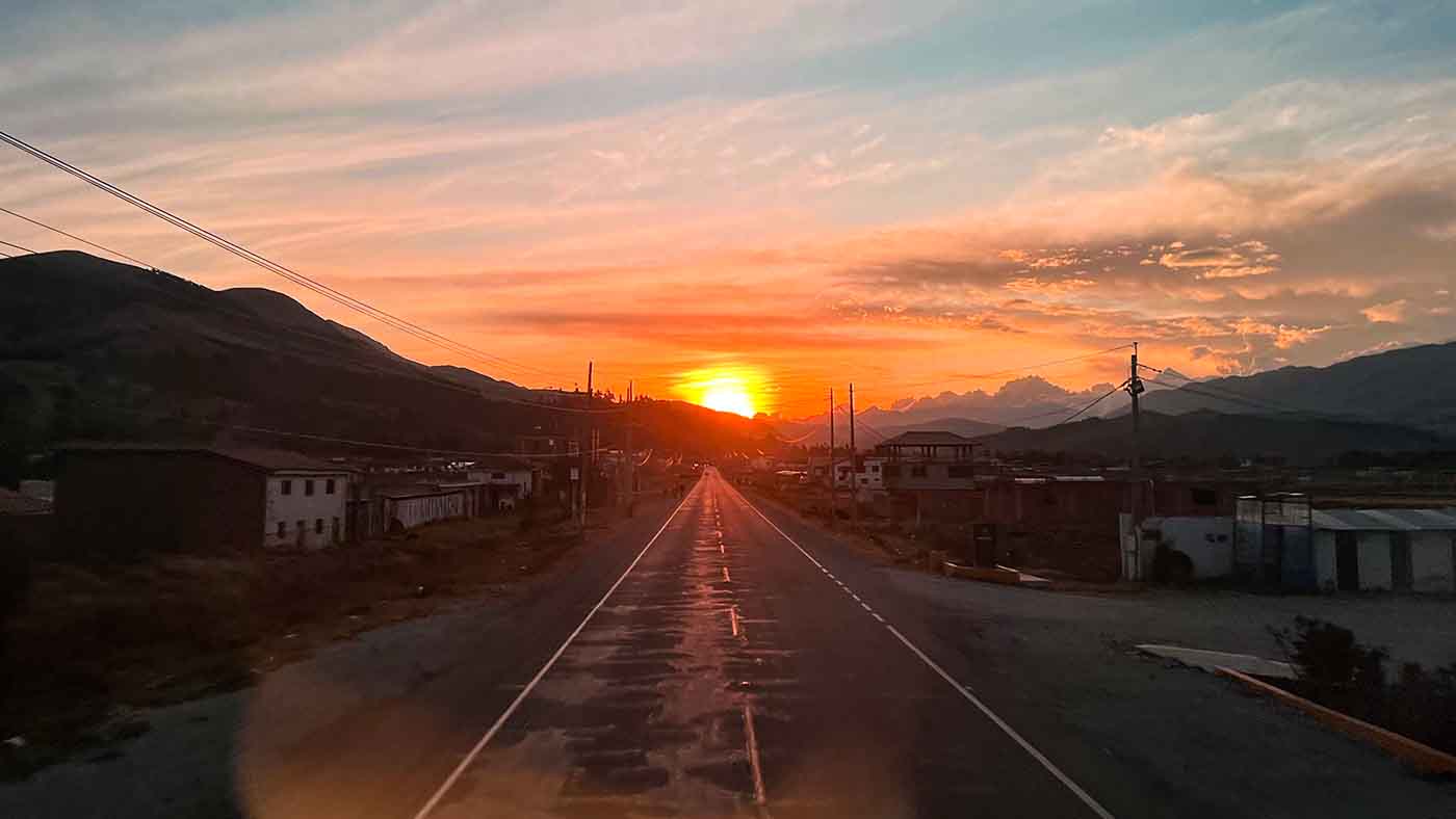 Pôr do sol em estrada no Peru na maior linha de ônibus do mundo