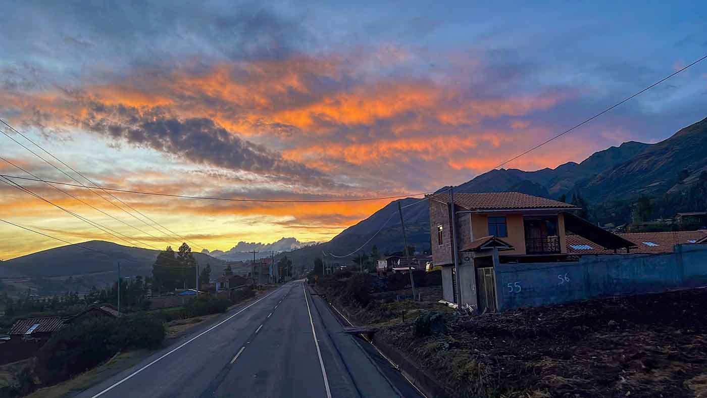 Pôr do sol estrada no Peru mais longa viagem de ônibus do mundo