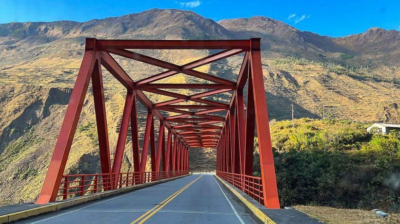 Ponte em estrada na Cordilheira dos Andes no Peru
