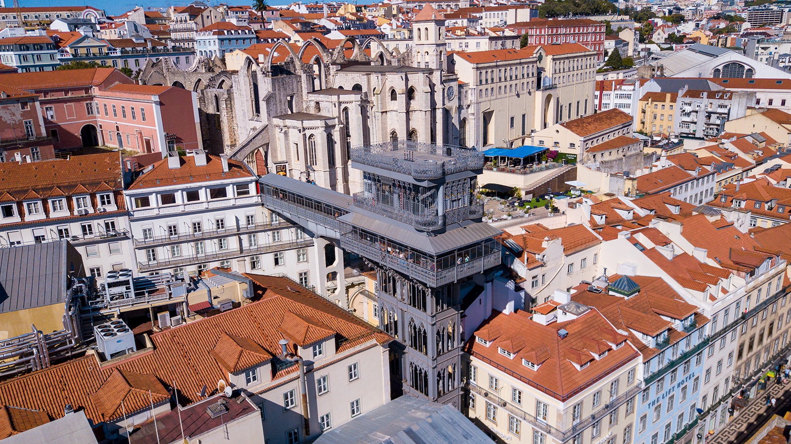 Elevador de Santa Justa em Lisboa Portugal com ruínas do Convento do Carmo ao fundo